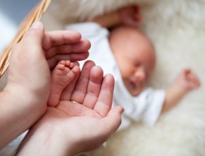 Mama primului bebeluș venit pe lume în 2021, în România, are 15 ani