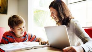 Părinţii îşi pot lua zile libere plătite pentru supravegherea copiilor și în 2021, până în vară, pe toată perioada cât se fac cursuri online