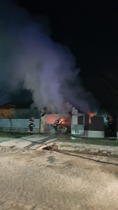 O mașină a luat foc în această noapte, în Greci – proprietarul este la spital