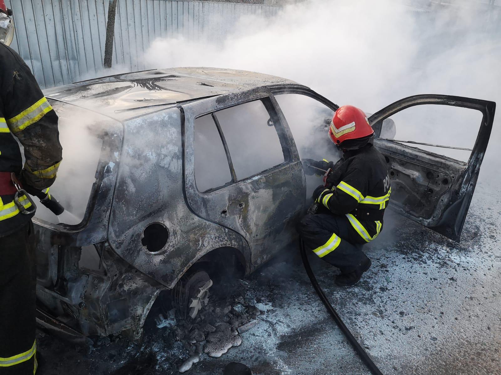 Mașină în flăcări la Valea Teilor