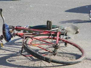 Accident între o căruța și o bicicletă, biciclistul a ajuns la spital