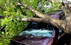 Mașini avariate de furtună: Chiar dacă nu au CASCO, proprietarii de mașini pot primi bani pentru reparația lor