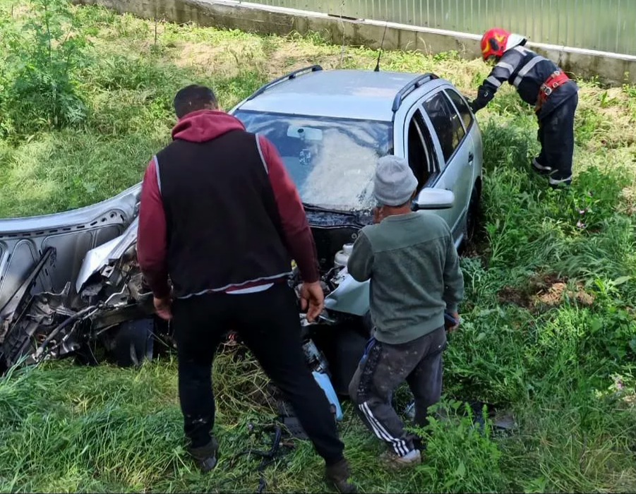 Coliziune între două mașini, azi, în Măcin – ambii șoferi răniți