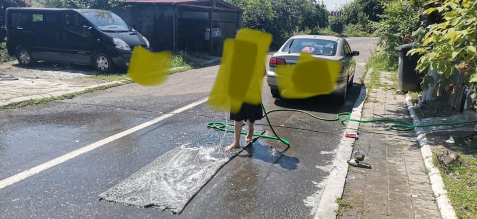 You are currently viewing Amendă pentru covor spălat pe stradă!