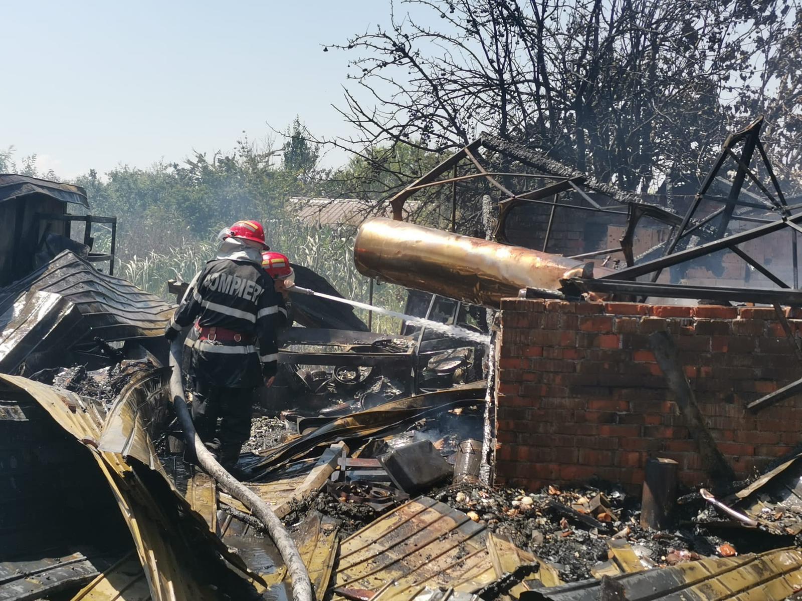 You are currently viewing Pompier în stare critică la spital, după incendiul devastator de la Crișan!