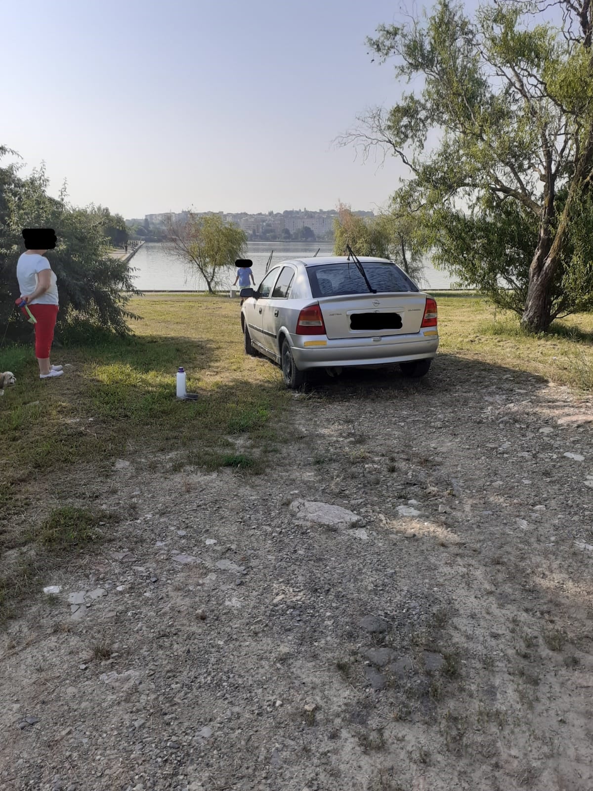 Prins că-și spăla mașina pe malul lacului Ciuperca!