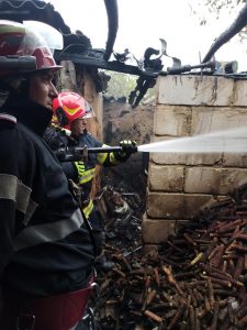 Coșul de fum trebuie curățat de un hornar autorizat, avertizează ISU Delta Tulcea! O casă din Ostrov era să ia foc cu totul, de la un coș necurățat!