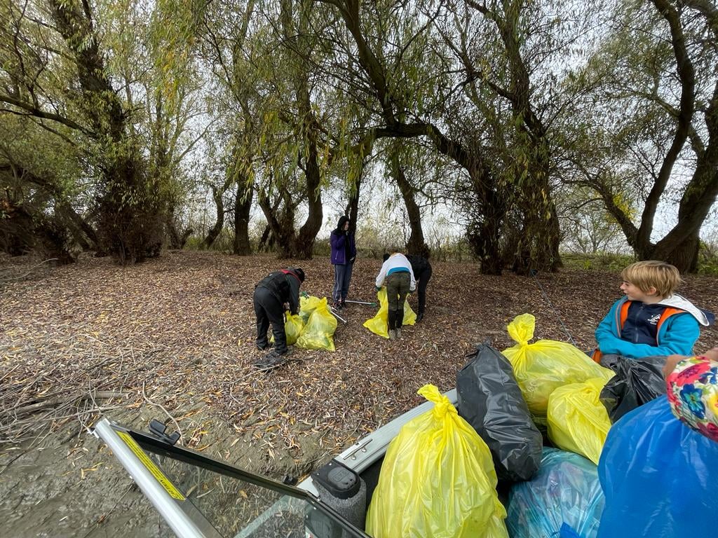 Peste 1.000 de saci cu deşeuri au fost strânși în urma unui proiect de ecologizare a canalului Dunavăț