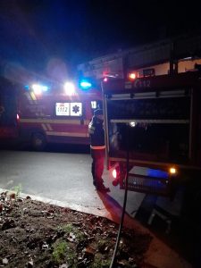 Flăcări, azi-noapte, în podul unei case din Carcaliu, din cauza coşului de fum neizolat
