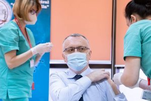 Read more about the article Angajații Ministerului Educației puși să anunțe, pe site-ul instituțiilor, câți dintre ei sunt vaccinați