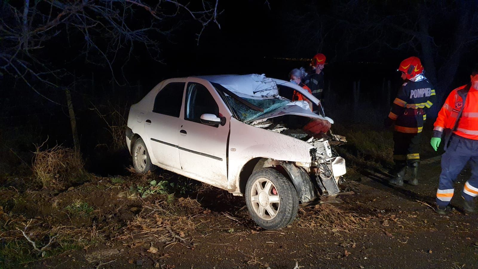 Accident groaznic pe DN22! Un tânăr din Măcin a murit pe loc, după ce a intrat cu mașina într-un copac!
