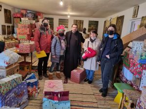 Read more about the article Peste 1000 de copii și vârstnici au primit daruri prin două campanii coordonate de preotul din Dăeni