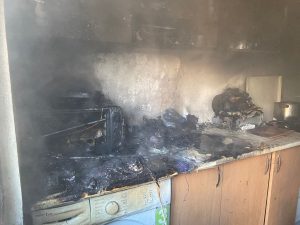Read more about the article Casă incendiată în municipiu de la o lumânare lăsată nesupravegheată