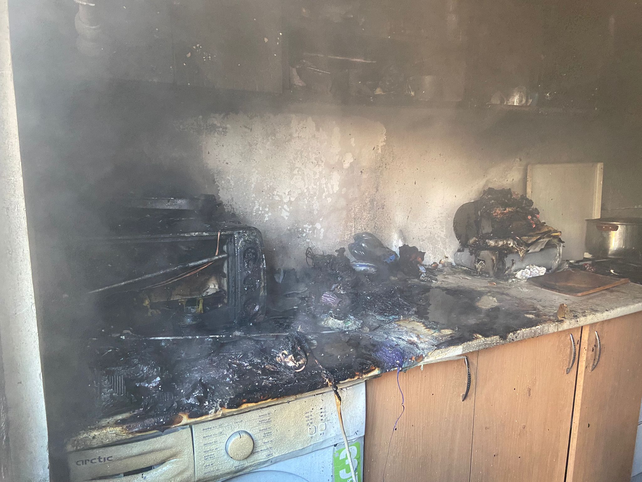 Casă incendiată în municipiu de la o lumânare lăsată nesupravegheată