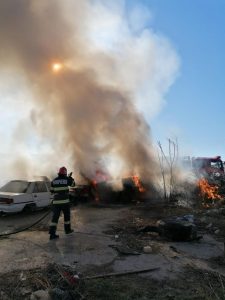 Două bărci și 3 mașini dezmembrate, incendiate la marginea municipiului Tulcea