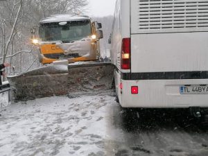 Read more about the article Accident rutier între un autocar și un utilaj de deszăpezire, la Topolog