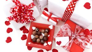 Vești proaste pentru îndrăgostiți: banalele cadouri, precum ciocolata sau șampania, mai greu de găsit!
