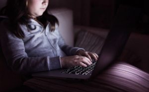 Read more about the article ALARMANT! 1 din 3 copii români primește imagini cu conținut sexual pe Internet, sunt jigniți sau amenintati online, relevă organizația Salvați Copiii!