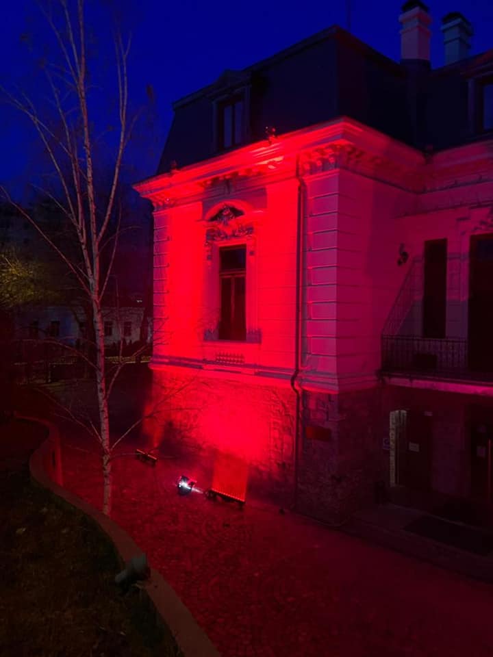 Casa Avramide iluminată în roșu pentru a marca Ziua Mondială de Luptă Împotriva Tuberculozei