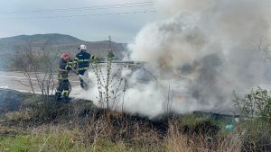 Autoturism în flăcări lângă Nufăru – pompierii tulceni au stins incendiul