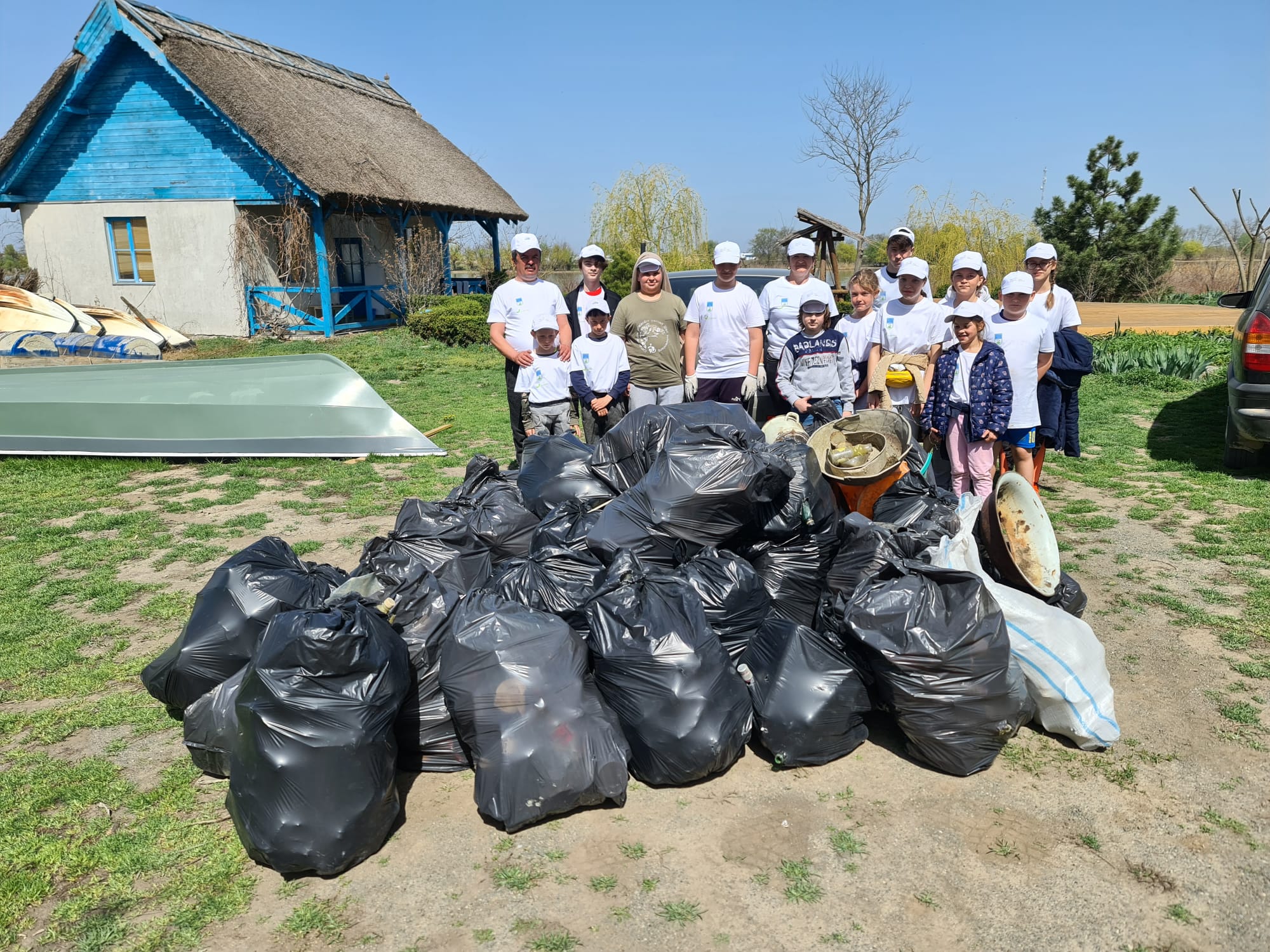 Peste 17.000 de kg de deșeuri adunate în 15 acțiuni de ecologizare cu zeci de angajați ai ARBDD și sute de voluntari