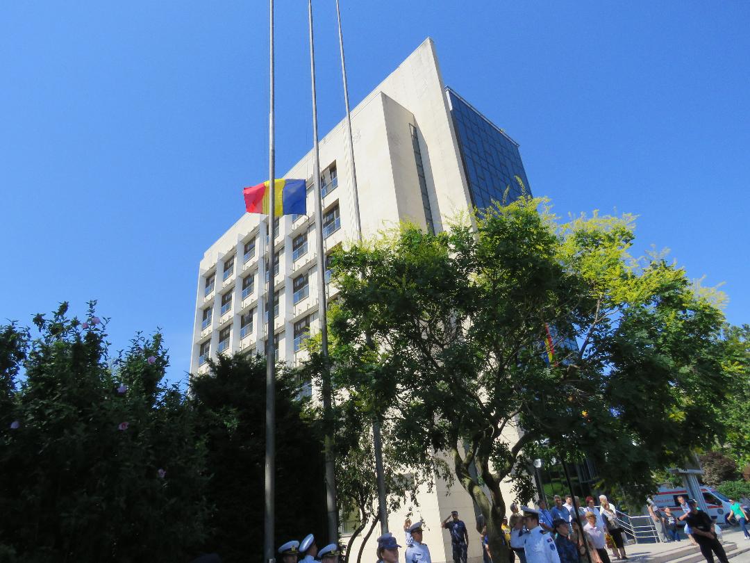 Ziua Drapelului a fost sărbătorită de autoritățile tulcene în Piața Tricolorului