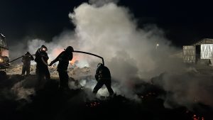 Incendiu violent la o șură de paie din Lăstuni ce s-a extins și a mistuit două grajduri de animale
