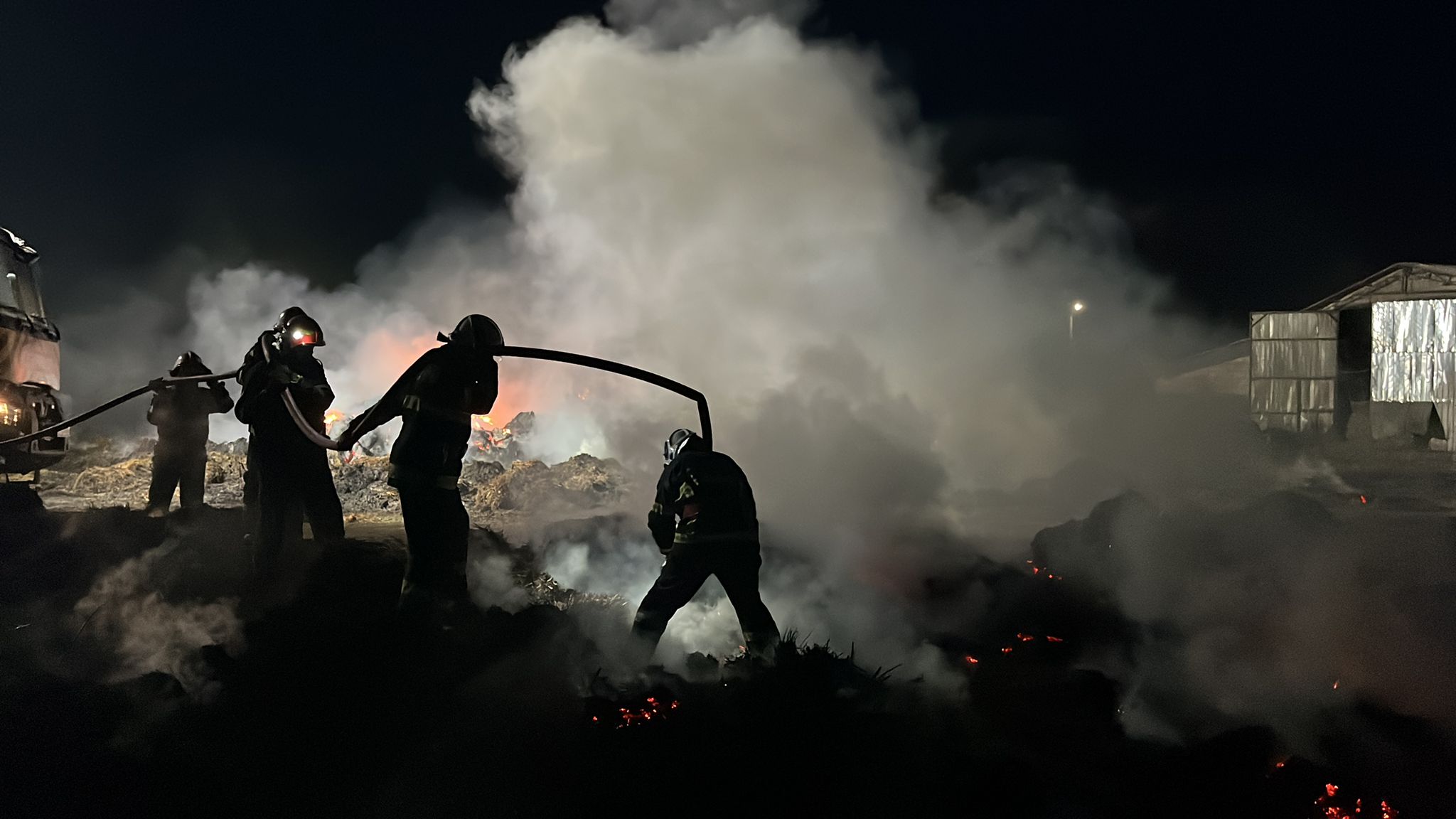 You are currently viewing Incendiu violent la o șură de paie din Lăstuni ce s-a extins și a mistuit două grajduri de animale