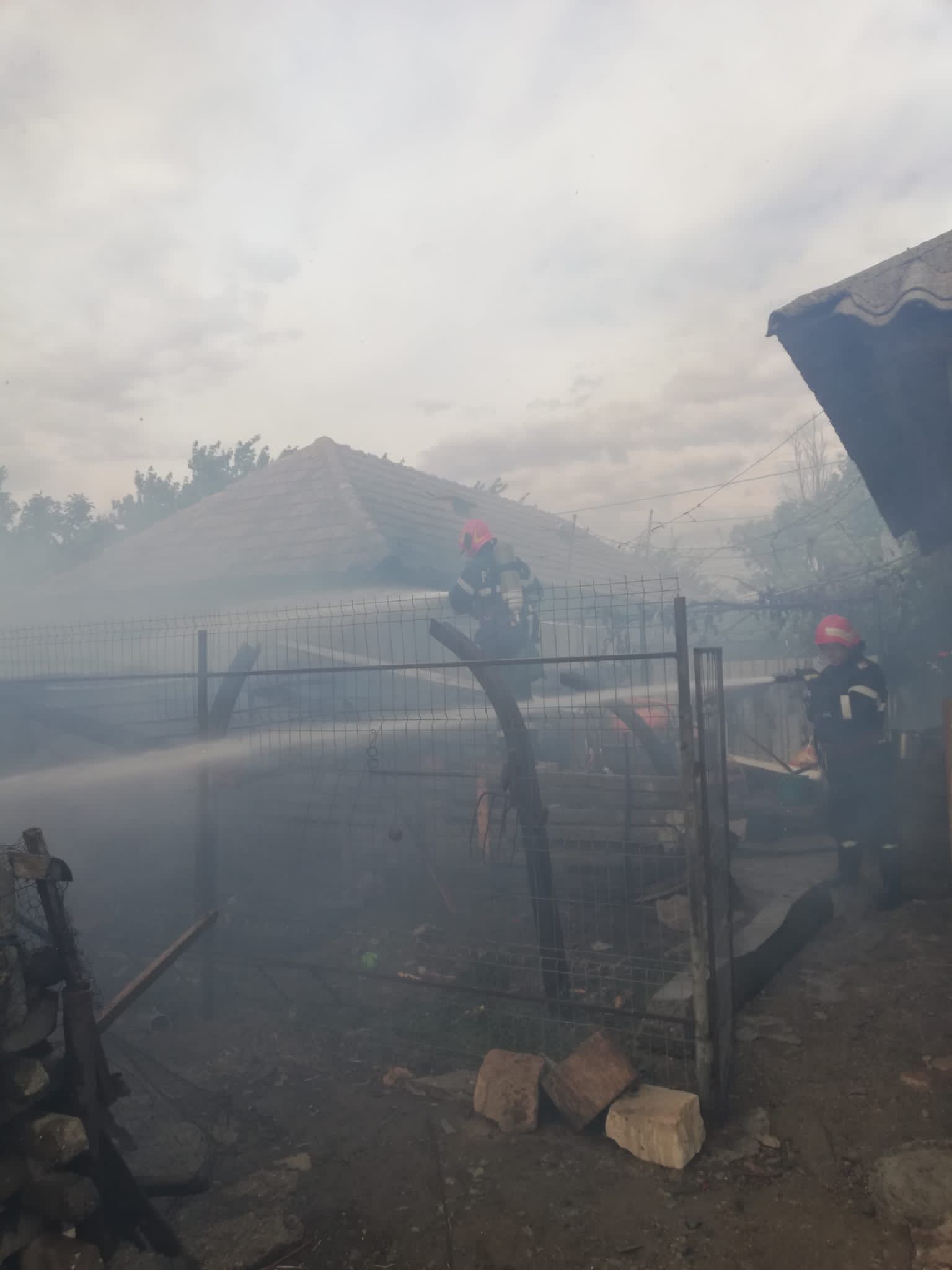 Jocul copiilor cu focul a făcut ca, în circa 2 ore, să fie distrusă o gospodărie din Mihail Kogălniceanu