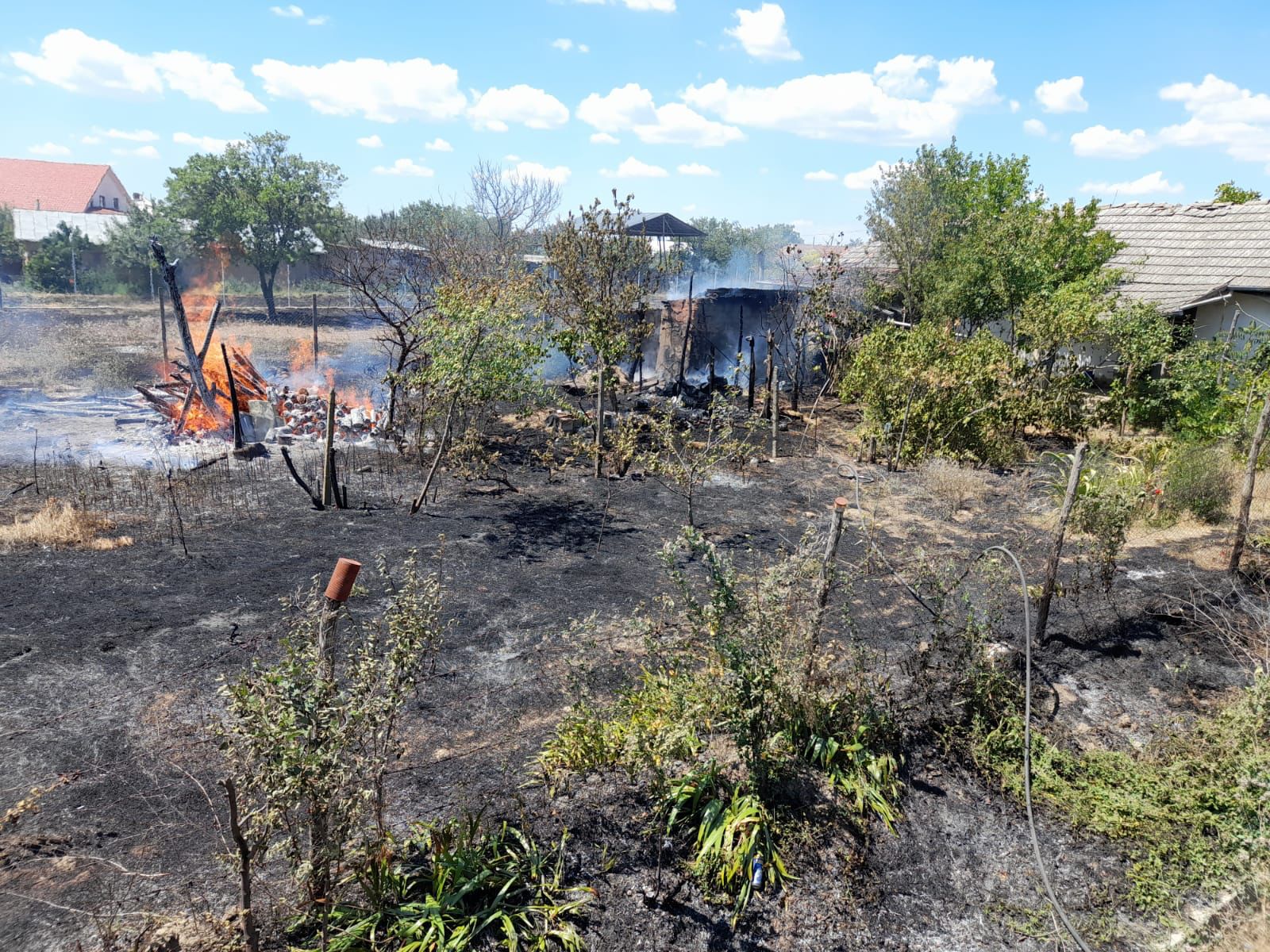 Zi de foc pentru pompierii din Măcin: peste 150 de ha de vegetație și trei gospodarii afectate