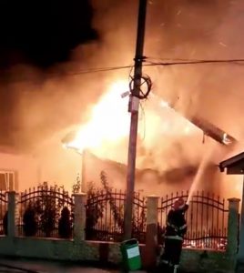 Noapte de foc la Niculițel – au fost în pericol mai multe clădiri, printre care și grădinița din localitate