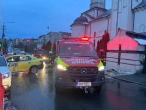Read more about the article Accident rutier în municipiu, 3 mașini implicate și o victimă încarcerată