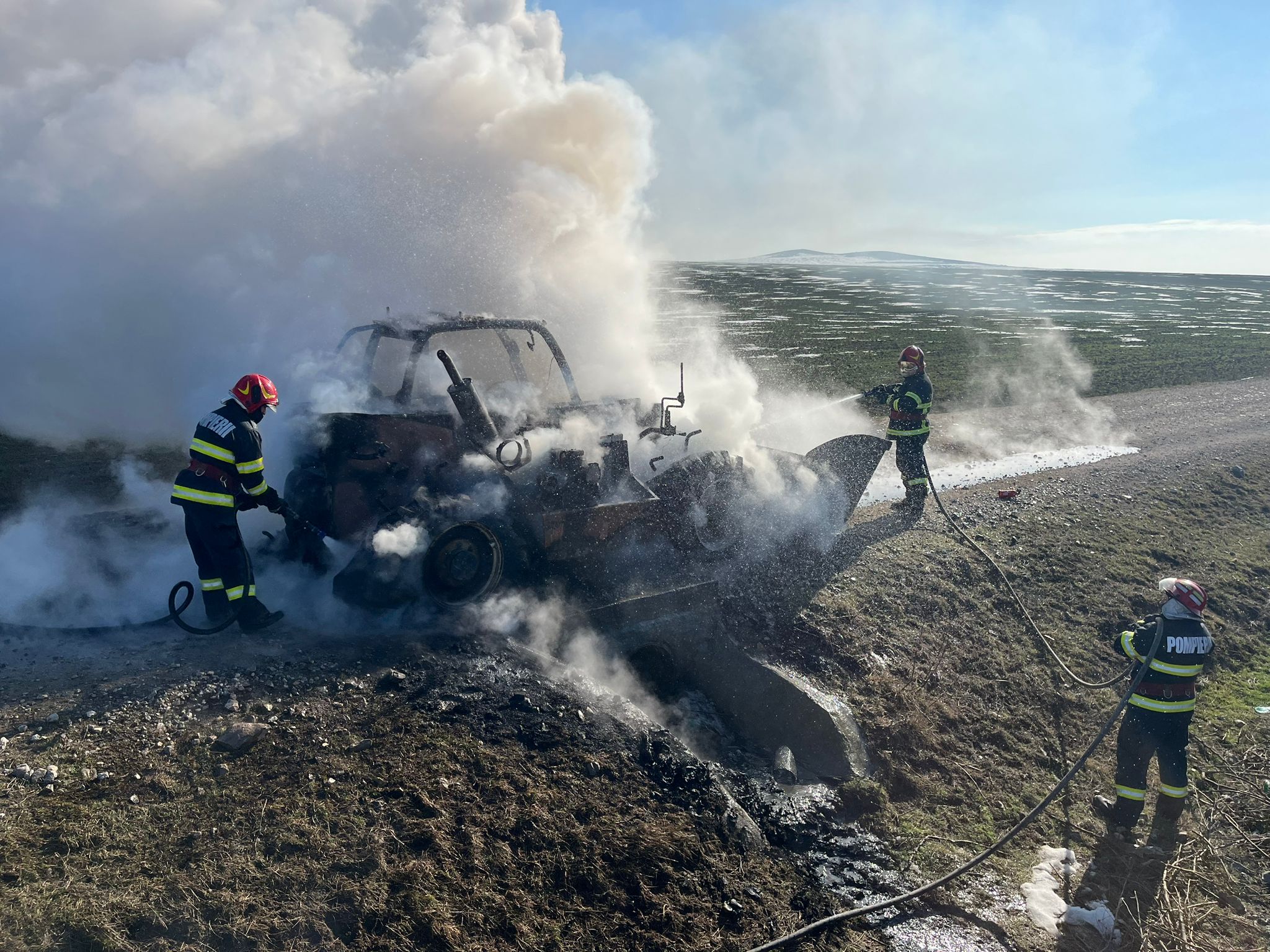 Un utilaj agricol distrus de foc, în localitatea Mihail Kogălniceanu