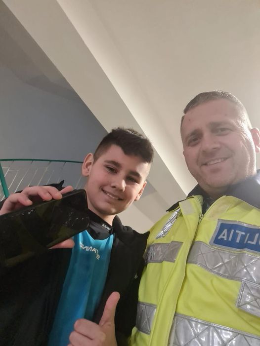 Băiatul tulcean căruia i s-a furat telefonul în stația de autobuz vrea să se facă polițist