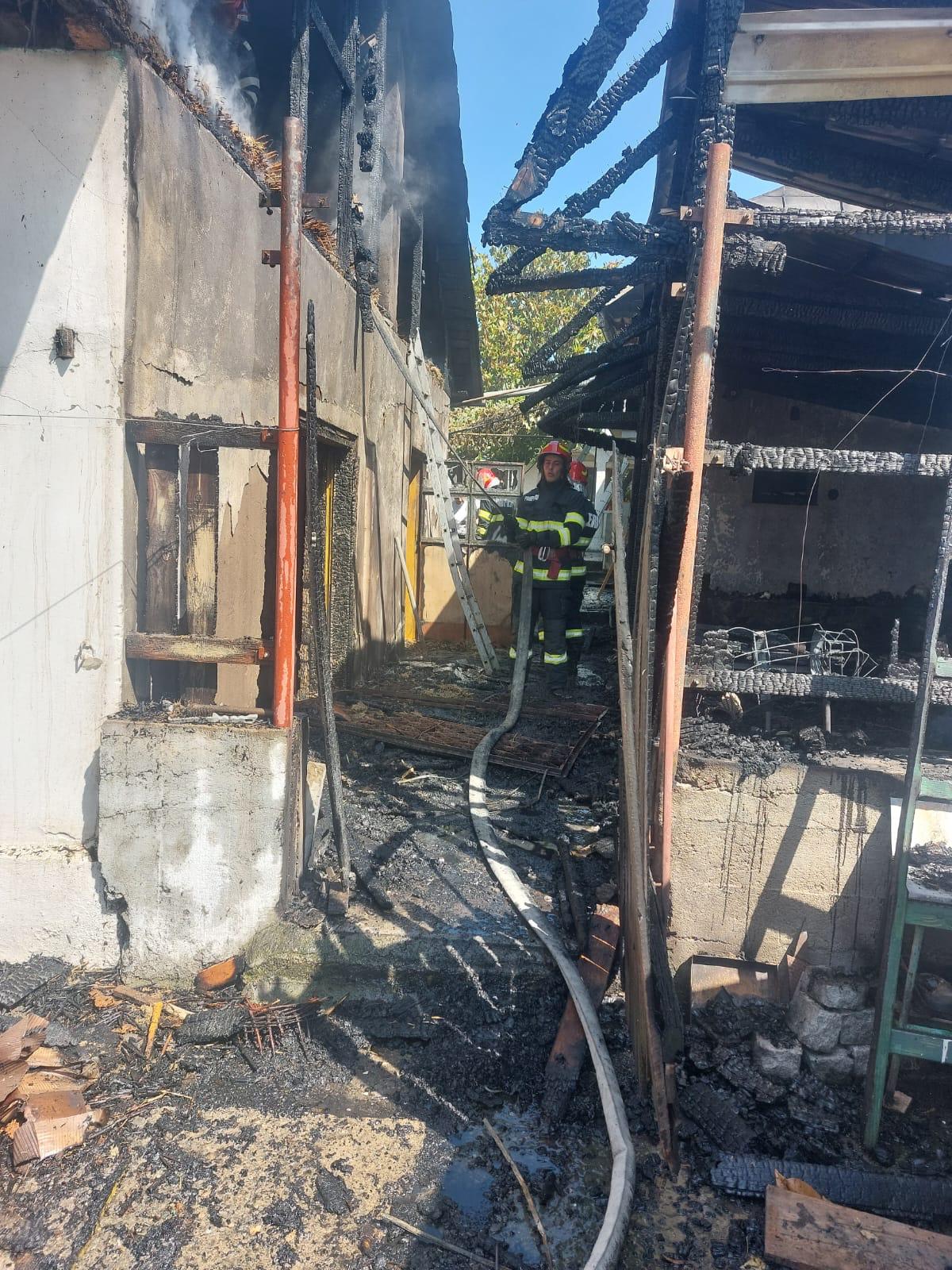 Incendiu cu flacără deschisă și degajări mari de fum la o gospodărie din Măcin