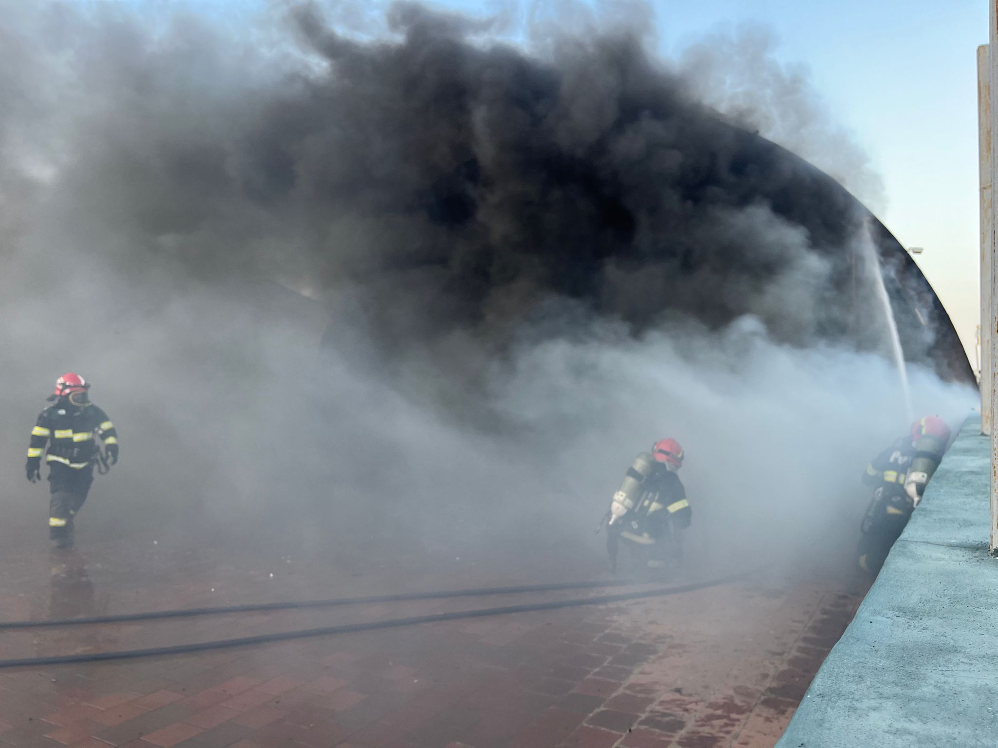 Incendiu violent cu degajări mari de fum, ieri, în municipiul Tulcea