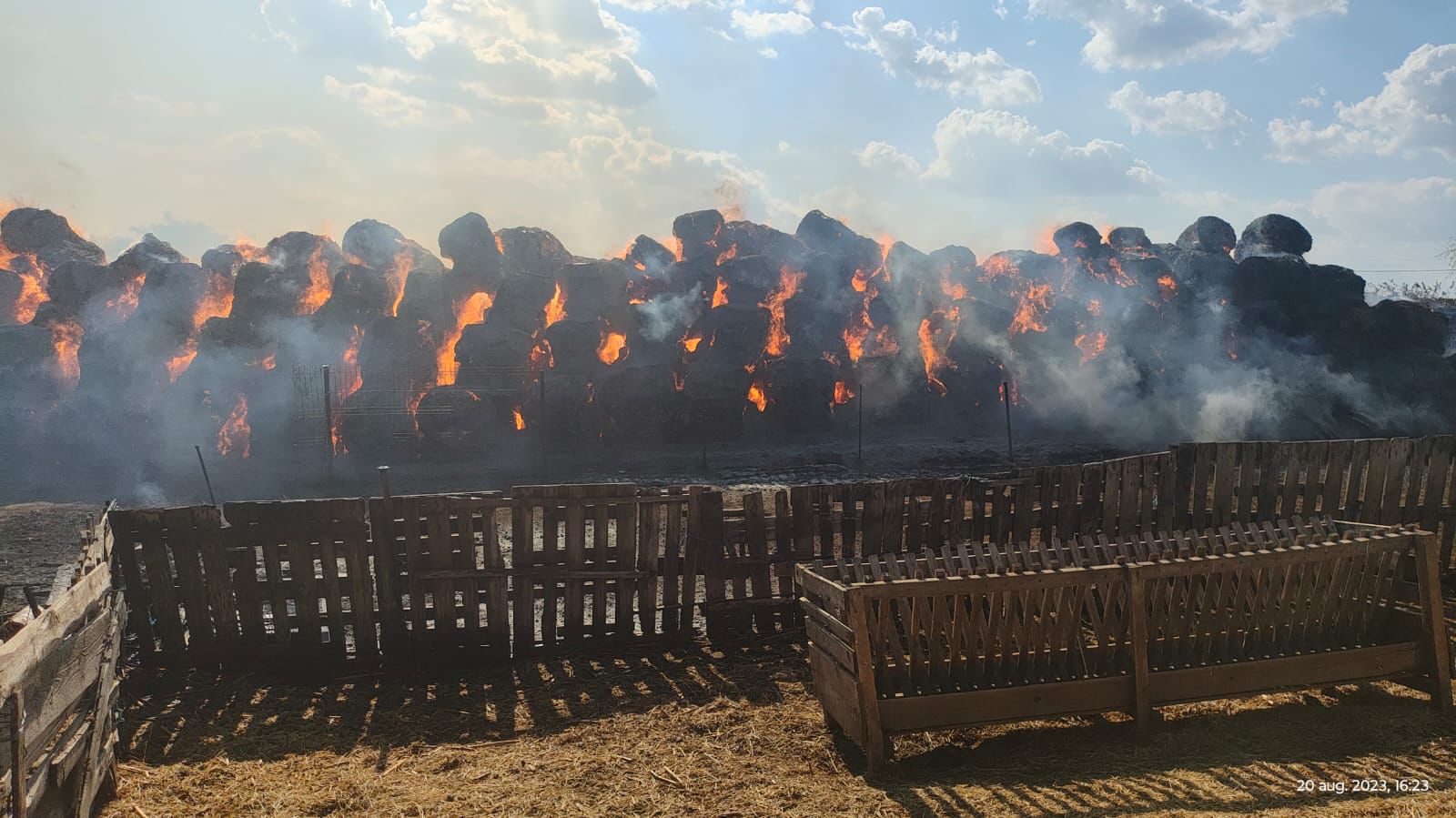 Sute de baloți de paie au ars în Ceamurlia de Sus