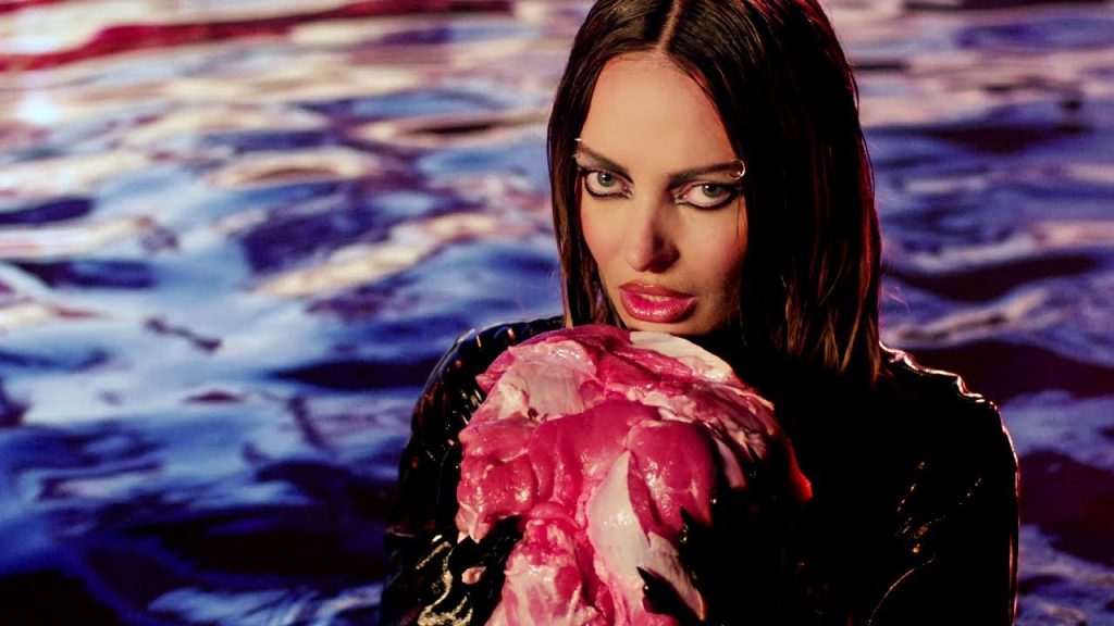 Delia prezintă ”Sirena Apelor”, un cântec plin de dor și iubire preluat din cultura romă, cu videoclip controversat
