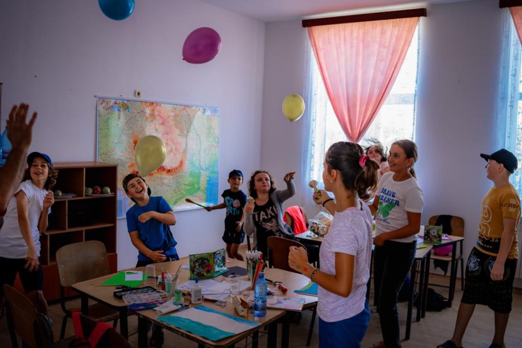 Rechizite pentru copiii din C.A Rosetti – una dintre cele mai izolate comune din România