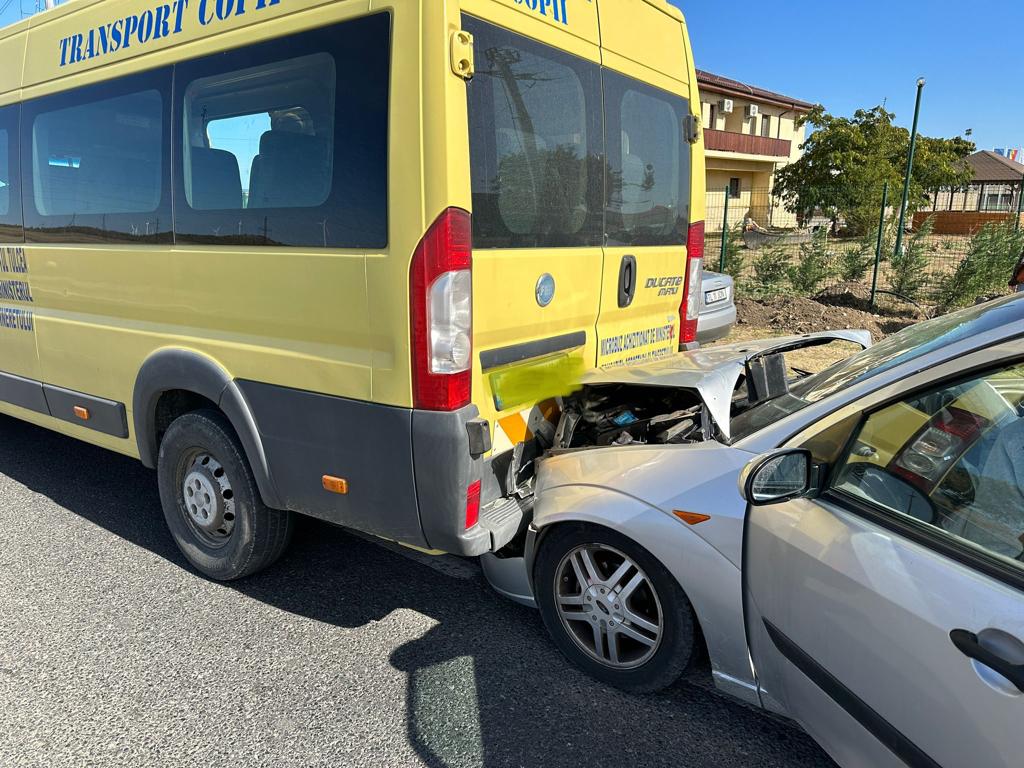 Coliziune între un auto și un microbuz școlar, azi, în Baia – 4 elevi au ajuns la spital